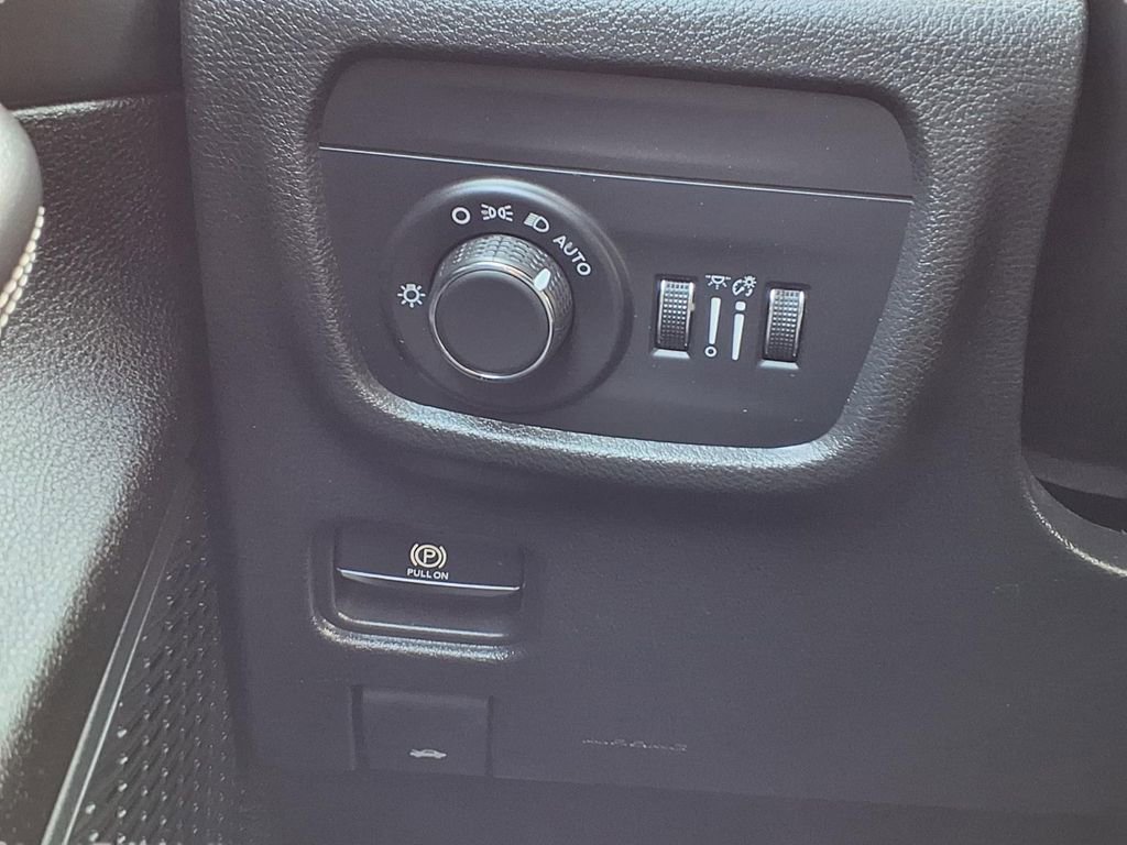 Certified 2023 Jeep Grand Cherokee L Laredo image 17