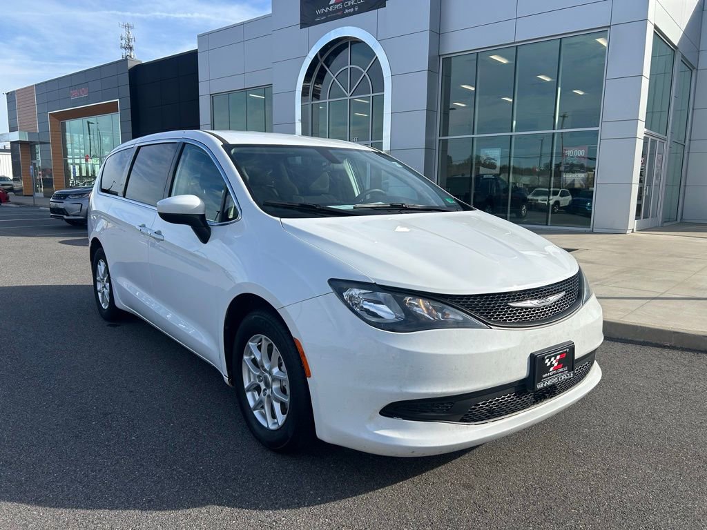 Used 2022 Chrysler Voyager LX FWD image 1