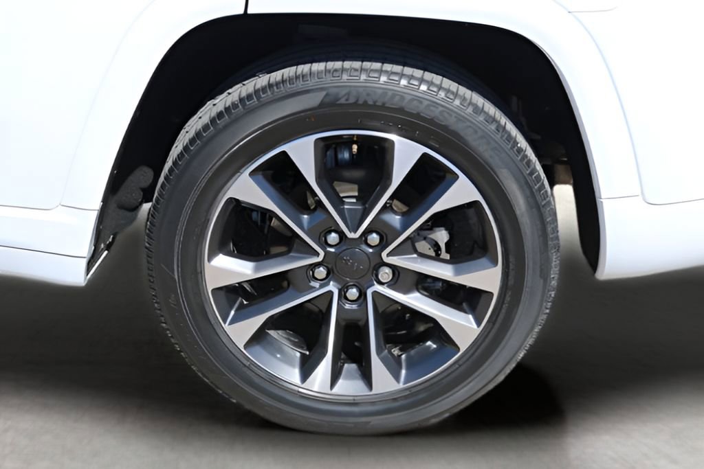 Used 2024 Jeep Grand Cherokee Overland w/ Adv Protech Group III image 9