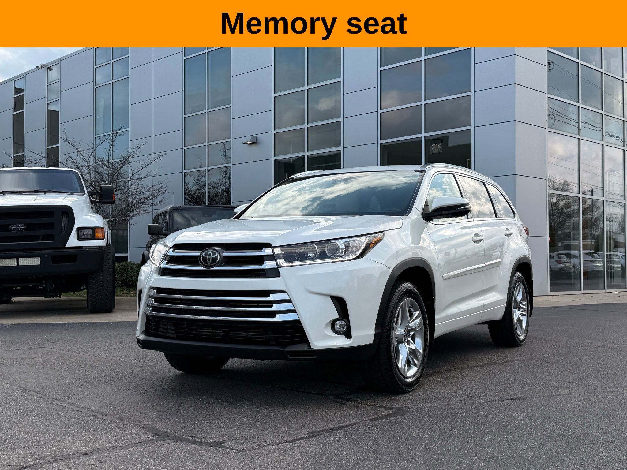 Used 2019 Toyota Highlander Limited AWD/4WD image 2
