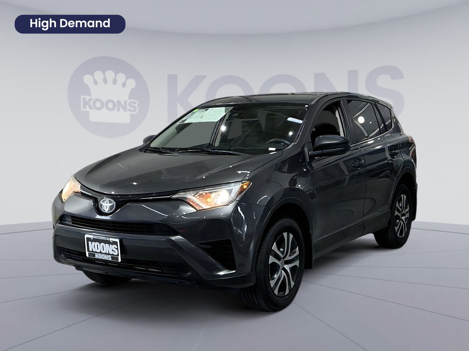 Used 2018 Toyota RAV4 LE image 1