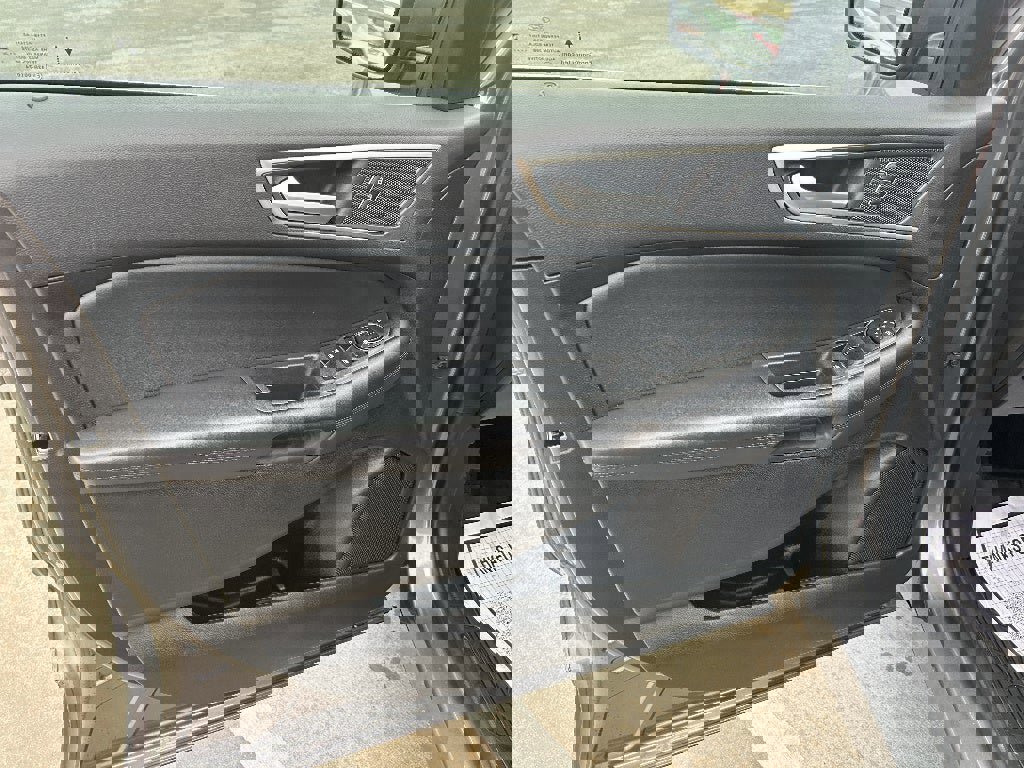 Used 2024 Ford Edge SEL w/ Convenience Package image 9