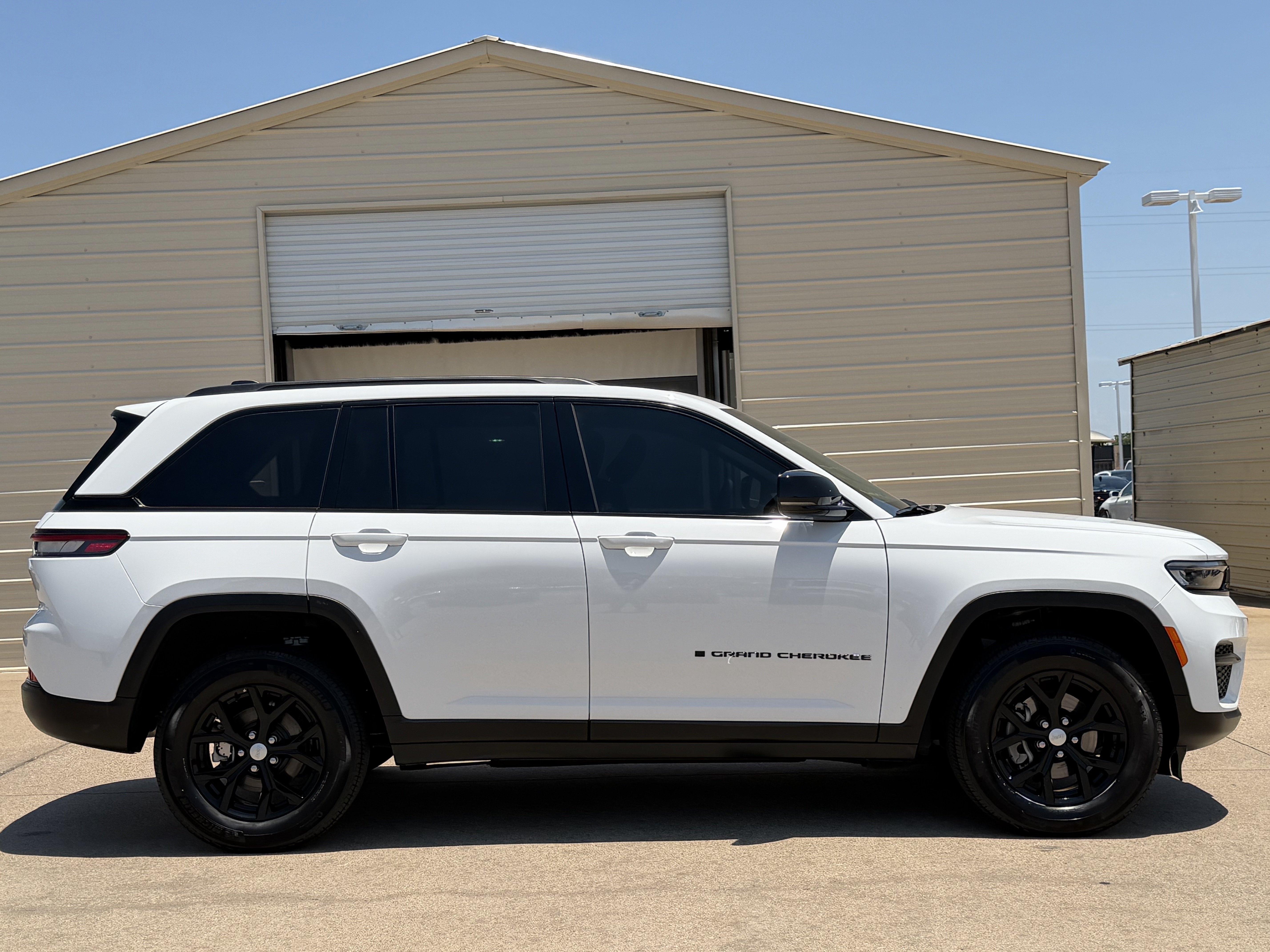 Used 2025 Jeep Grand Cherokee Altitude RWD image 8