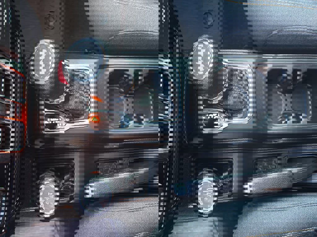 Used 2024 Jeep Wrangler Sahara image 27