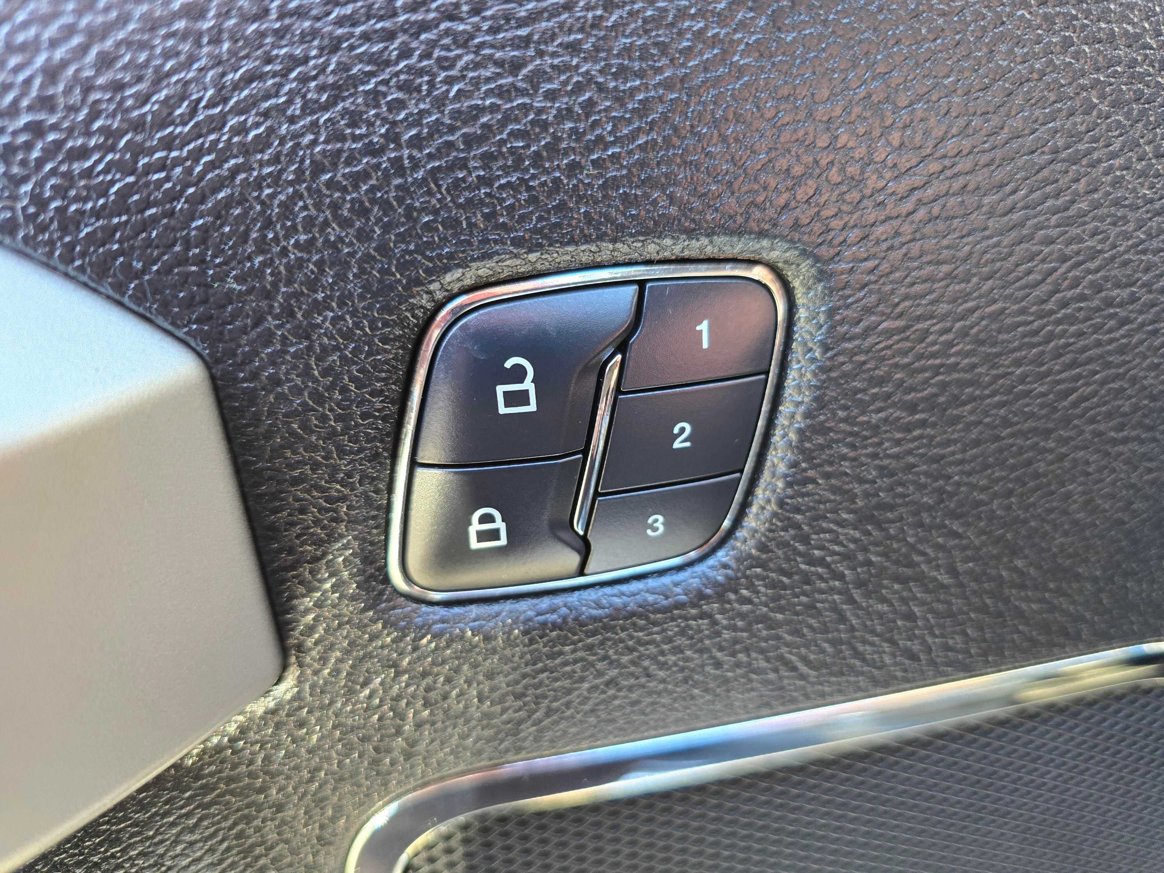 Used 2017 Ford F250 Lariat w/ Lariat Value Package AWD/4WD image 28