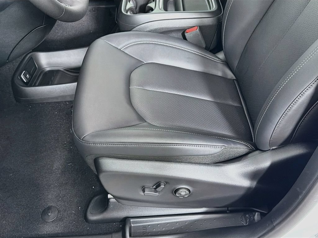 New 2027 Chrysler Pacifica Select AWD/4WD image 18