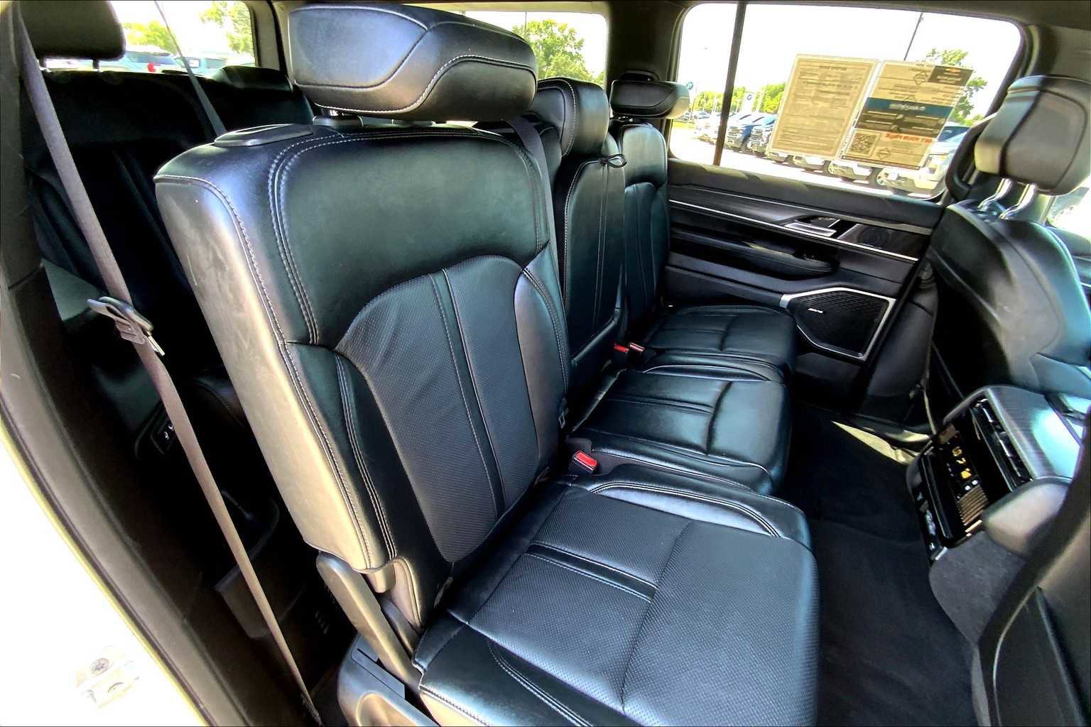 Used 2023 Jeep Wagoneer L Series III w/ Preferred Equipment Group image 18