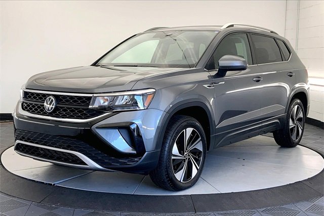 Used 2024 Volkswagen Taos SE image 2