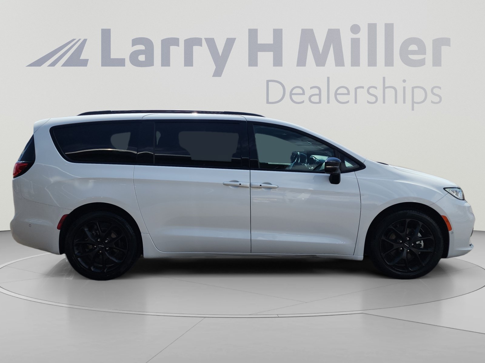 Used 2023 Chrysler Pacifica Limited w/ S Appearance Package FWD image 6