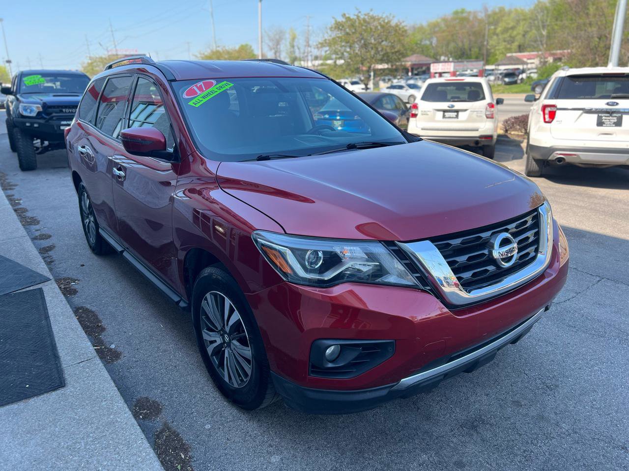 Used 2017 Nissan Pathfinder SV image 9