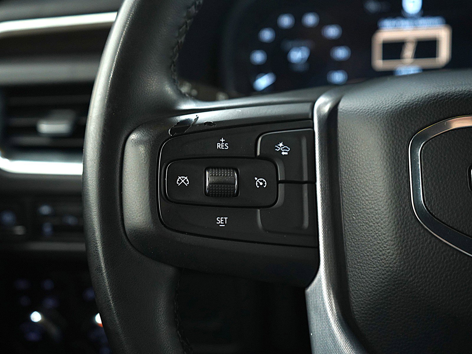 Used 2023 GMC Yukon SLE image 27