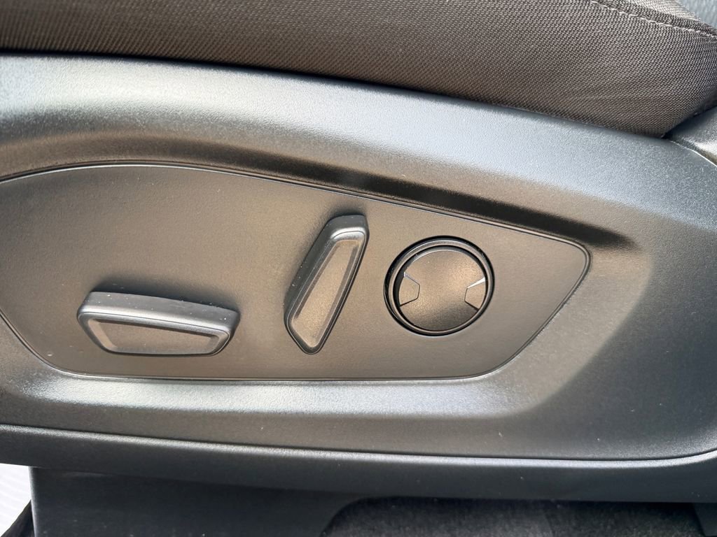 Used 2024 Ford Explorer XLT image 11