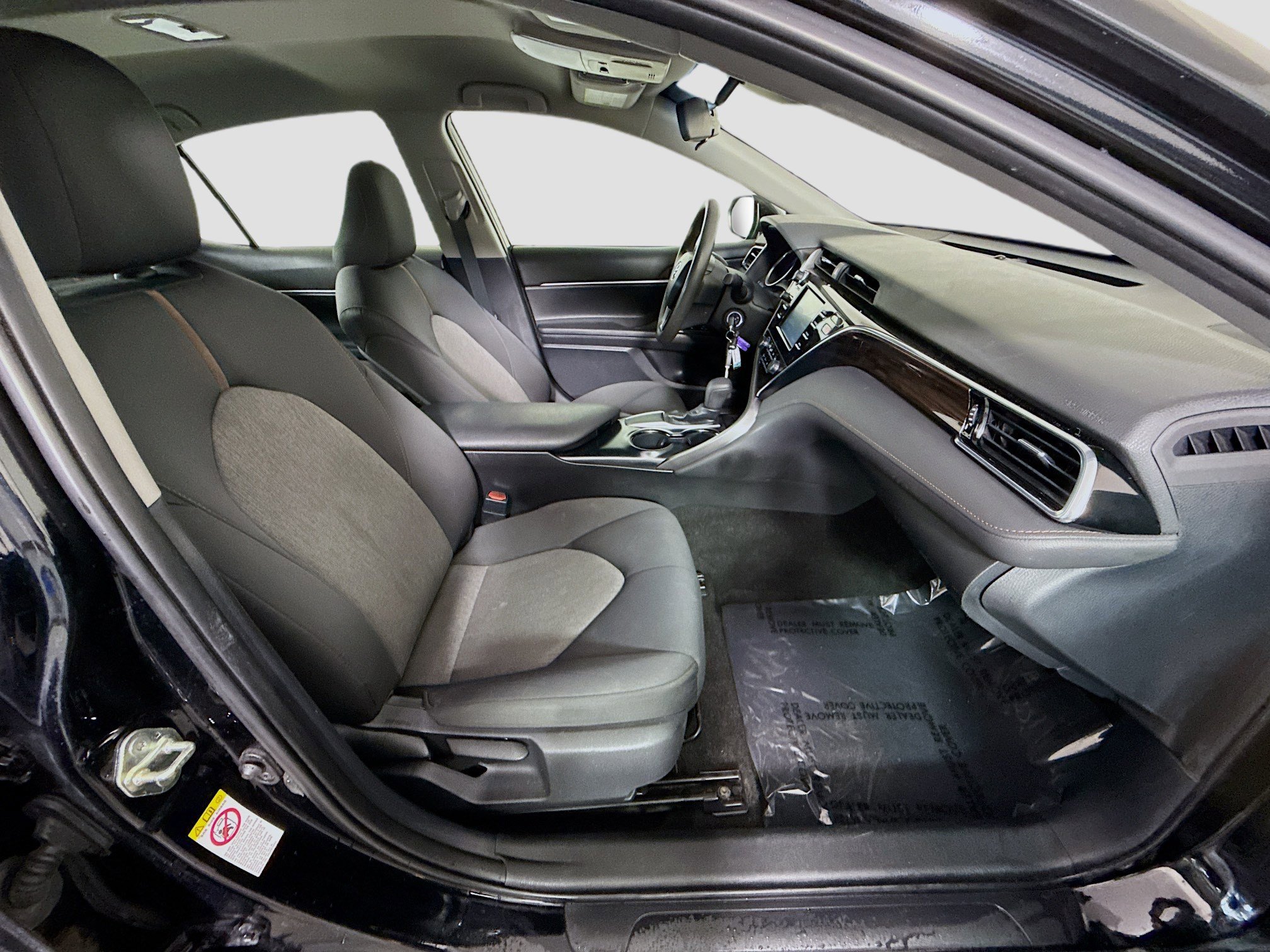 Used 2018 Toyota Camry LE image 28