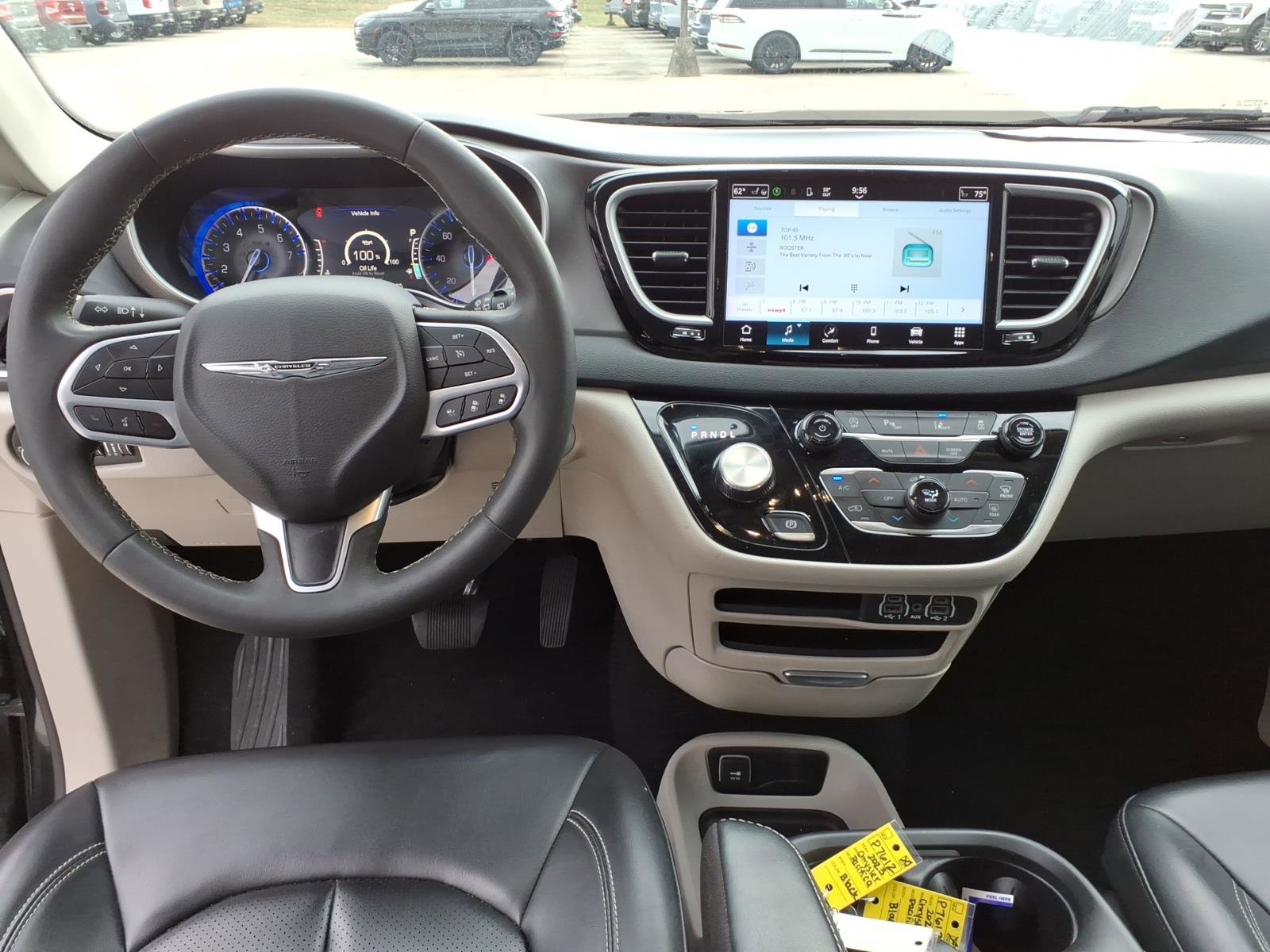 Used 2023 Chrysler Pacifica Touring-L image 14