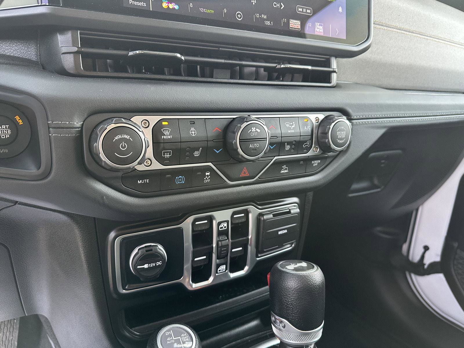 Used 2025 Jeep Wrangler Sahara image 31