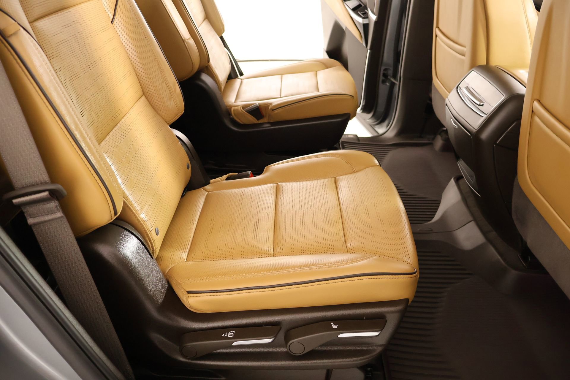 Used 2026 Cadillac Escalade Luxury w/ LPO, Floor Liner Package image 17