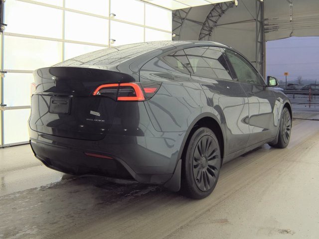 Used 2022 Tesla Model Y Long Range image 16