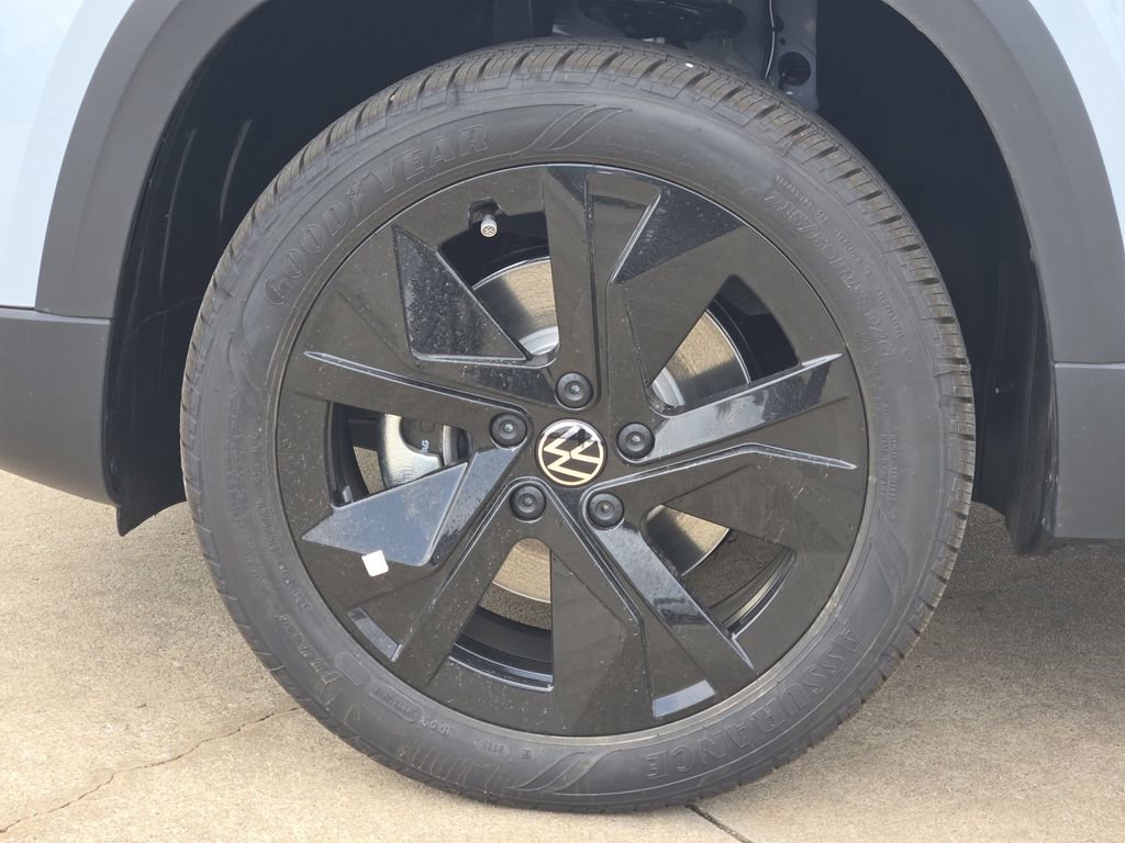 New 2026 Volkswagen Taos SE image 10