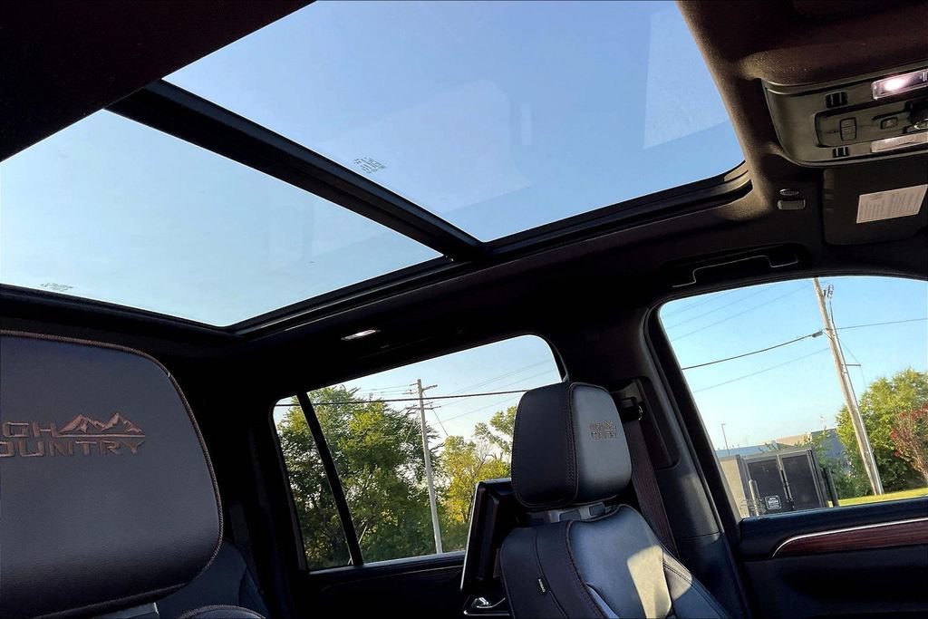 Used 2024 Chevrolet Suburban High Country RWD image 18