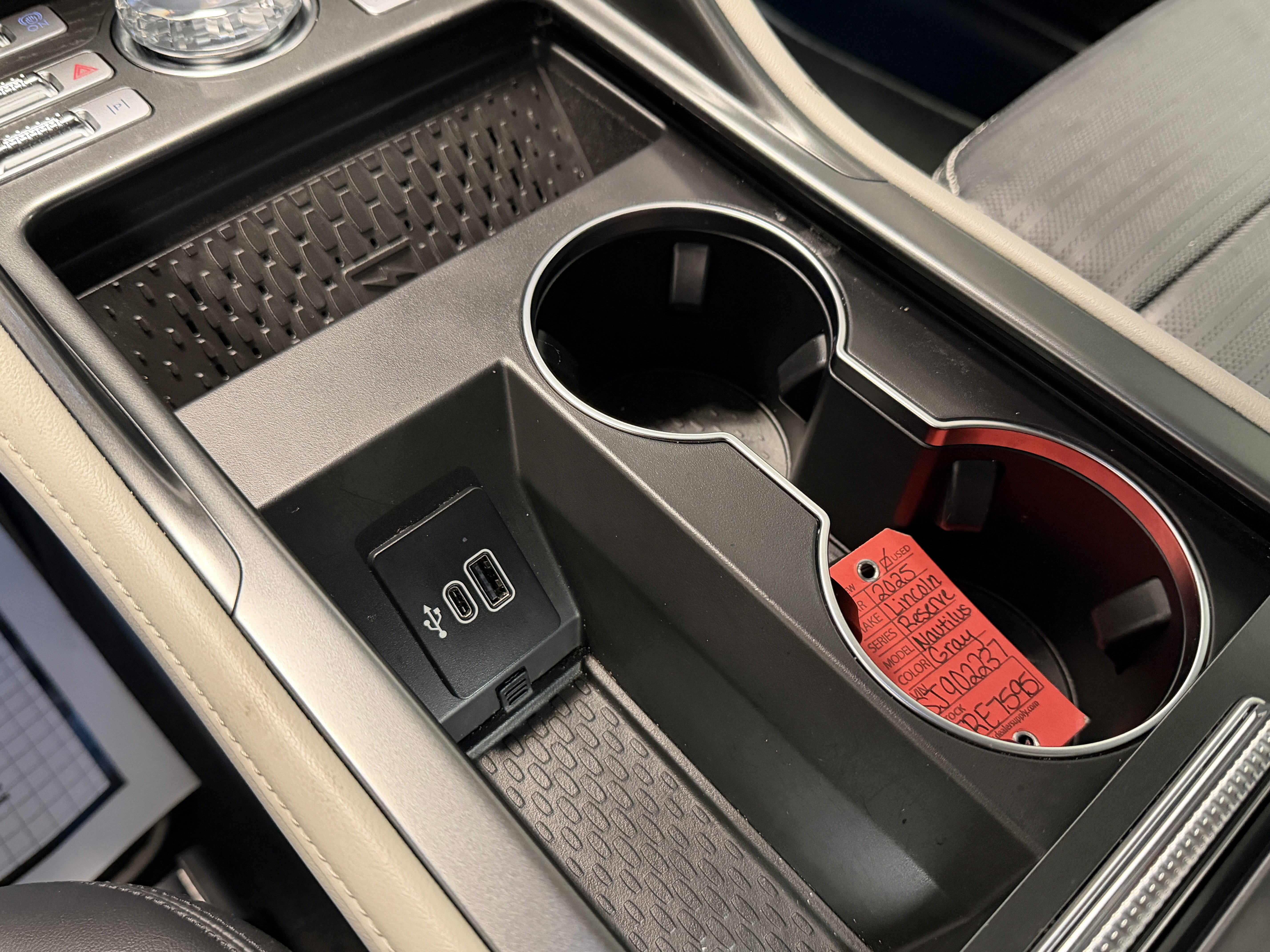 Used 2025 Lincoln Nautilus Reserve image 15