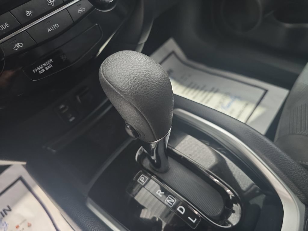 Used 2016 Nissan Rogue SV AWD/4WD image 22