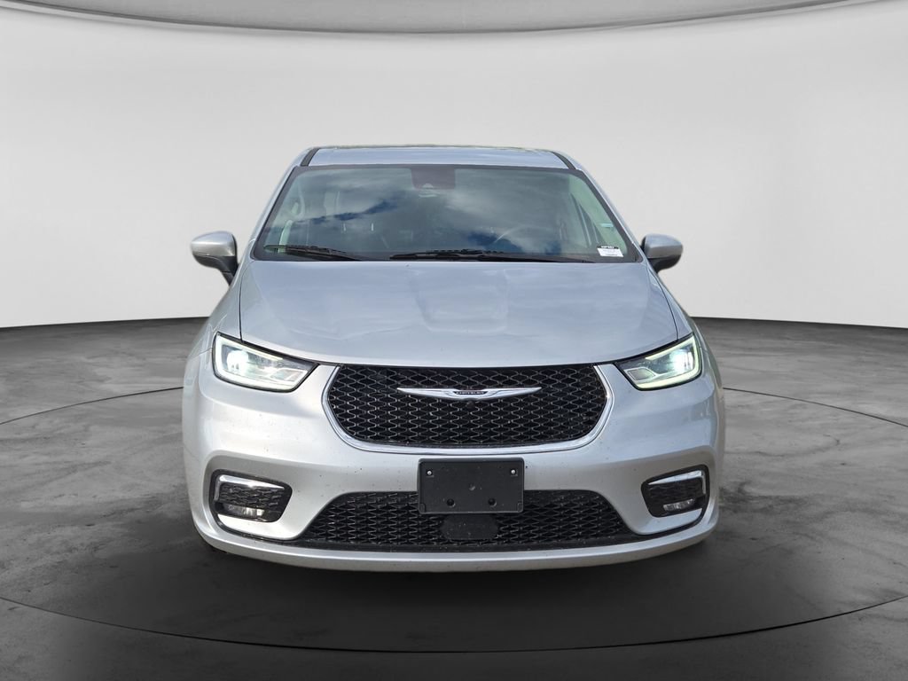 Used 2023 Chrysler Pacifica Touring-L FWD image 3