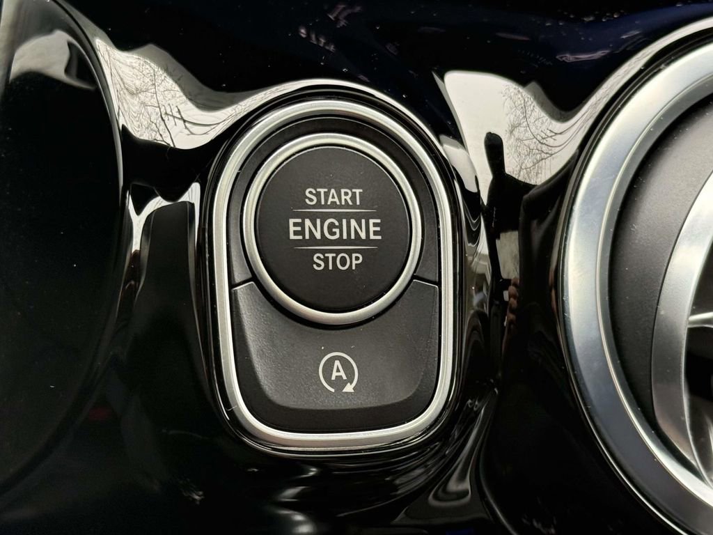 Used 2025 Mercedes-Benz GLA 250 4MATIC image 16
