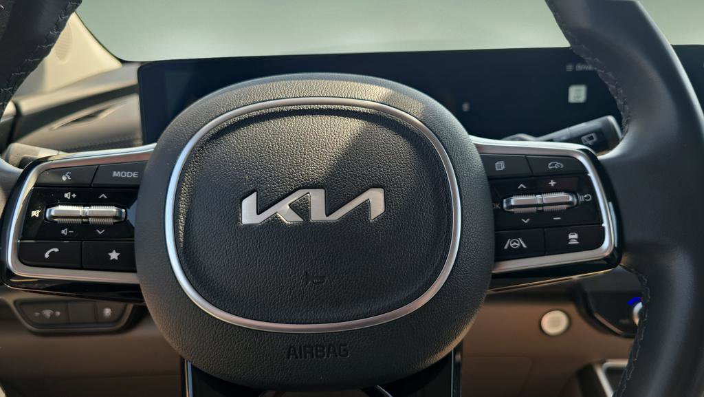 Used 2025 Kia Carnival FWD image 11