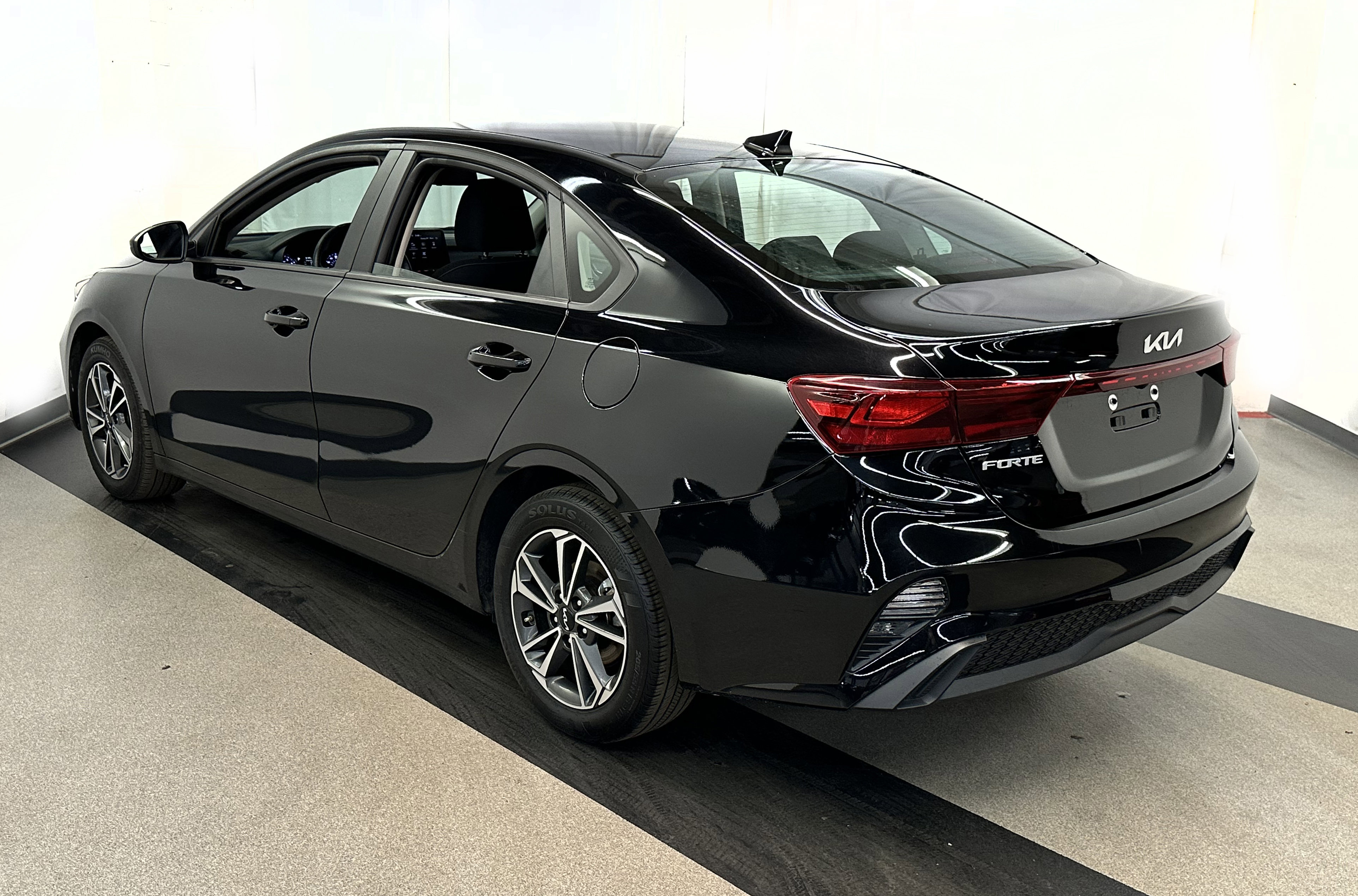 Used 2024 Kia Forte LXS image 8