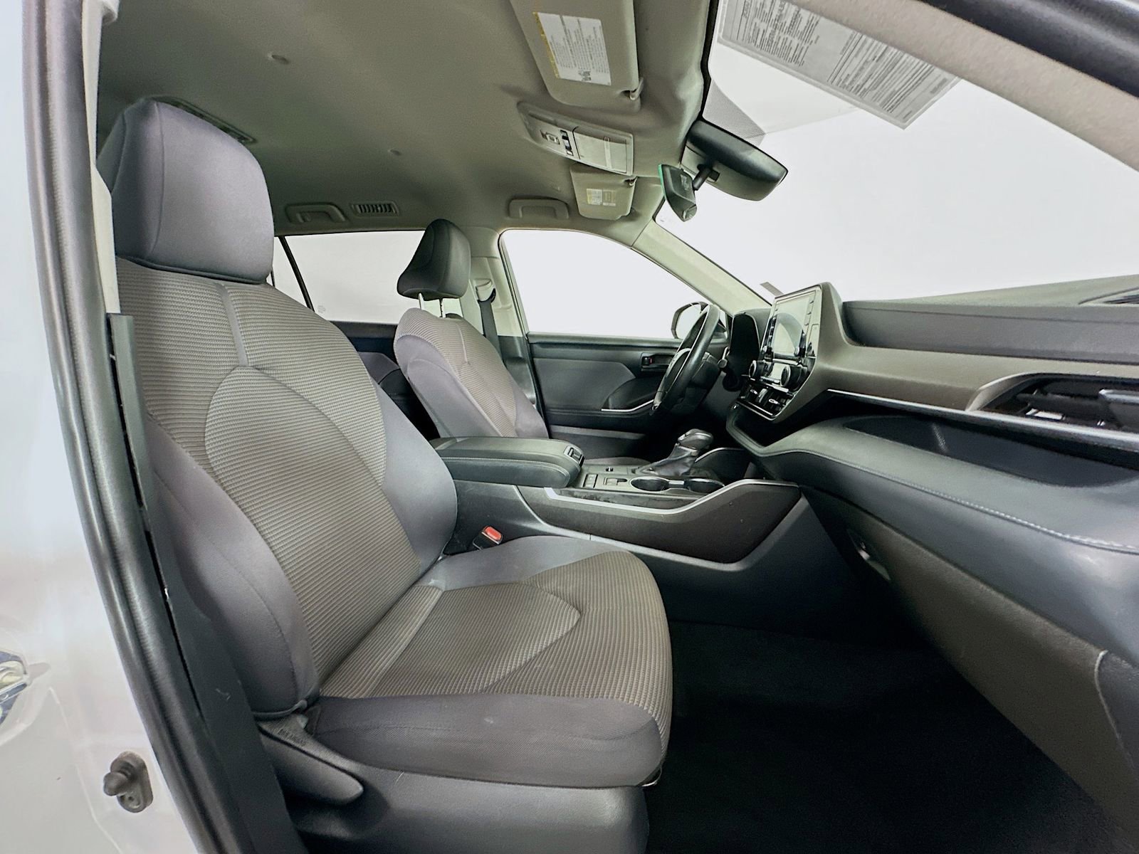 Used 2022 Toyota Highlander LE FWD image 29