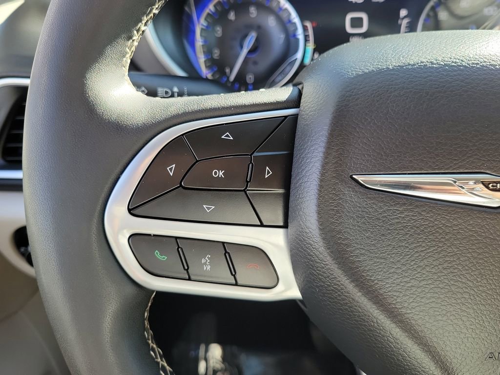 Used 2024 Chrysler Pacifica Touring-L image 5