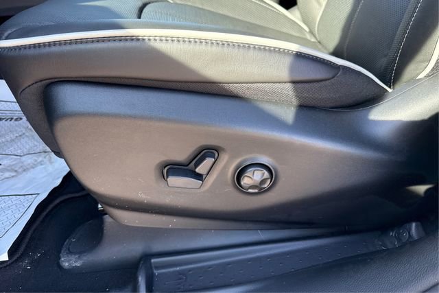 New 2026 Chrysler Pacifica Limited w/ Uconnect Theater Family Group image 18