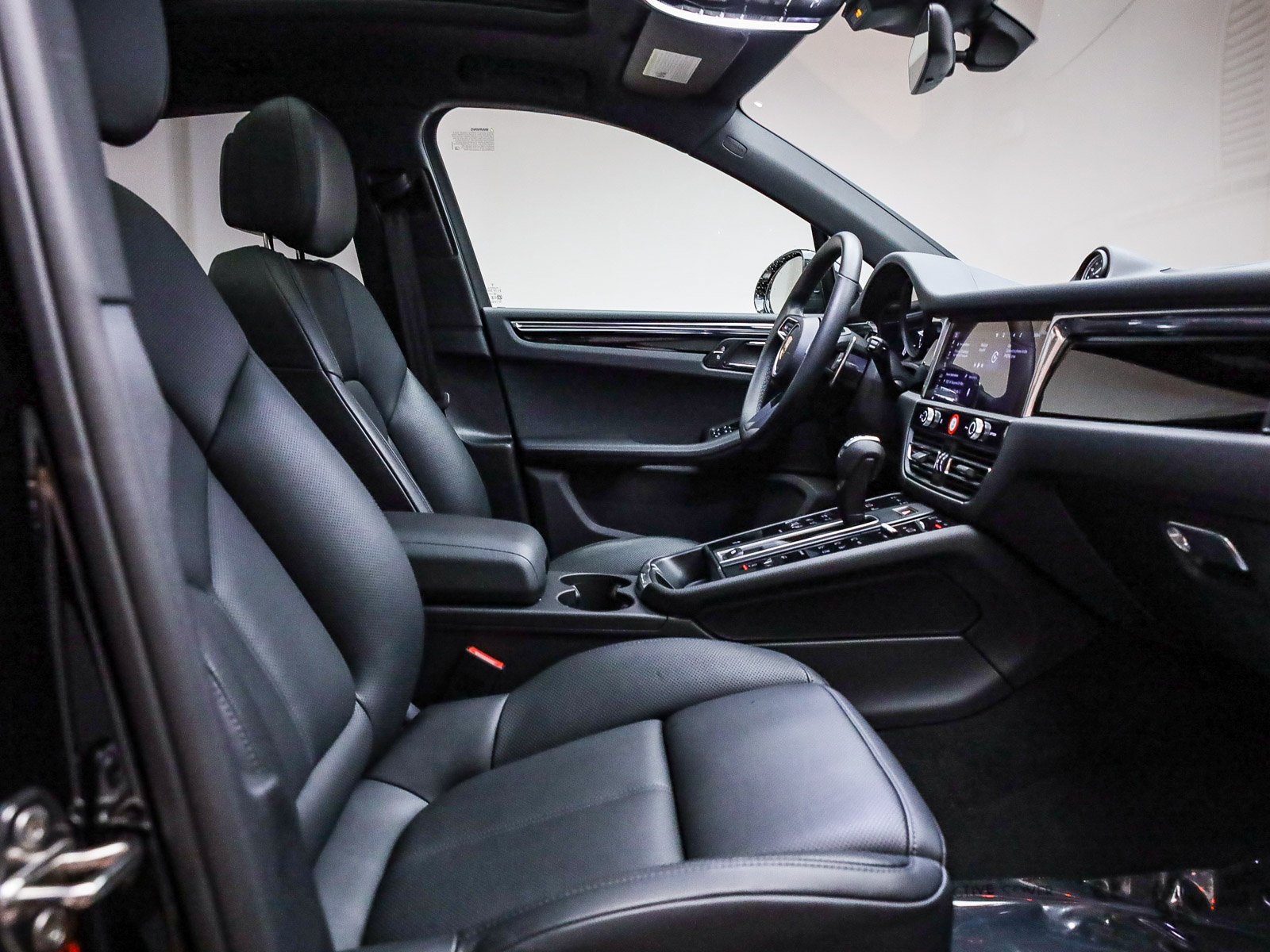Certified 2025 Porsche Macan AWD/4WD image 16