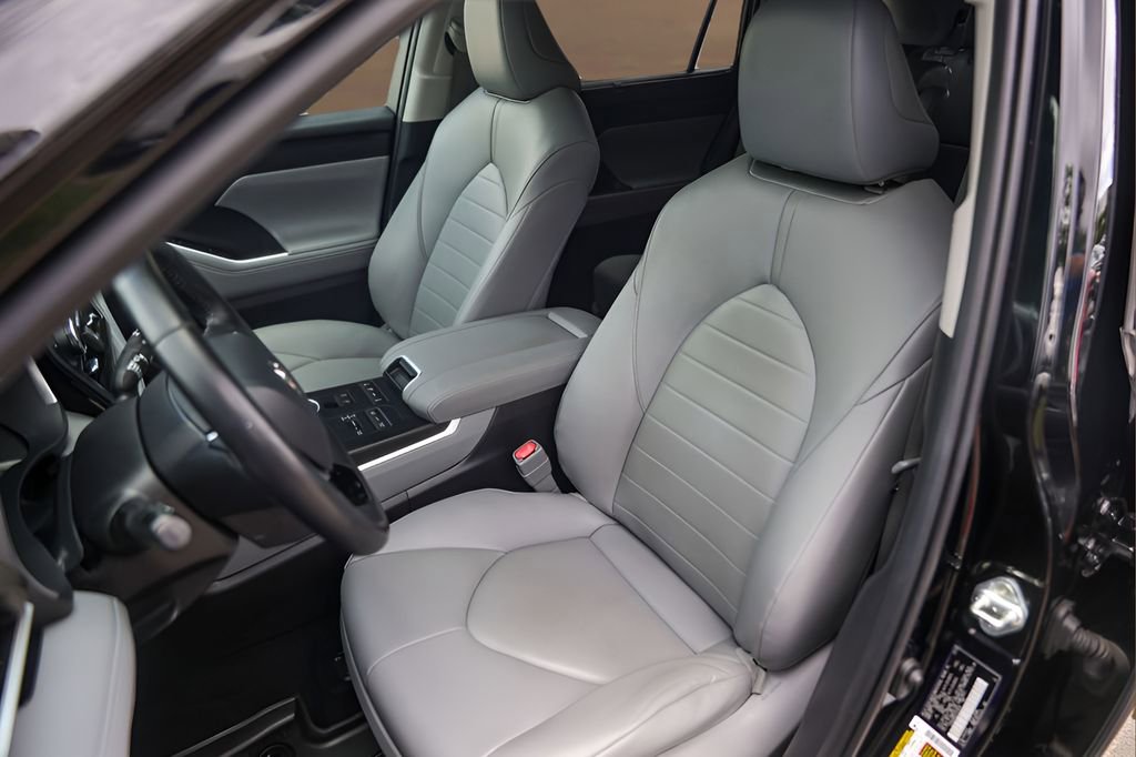 Used 2020 Toyota Highlander XLE AWD/4WD image 7