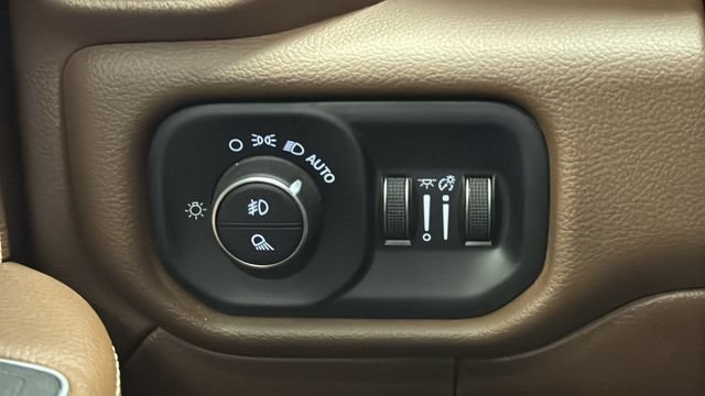 Used 2022 RAM 3500 Laramie AWD/4WD image 30