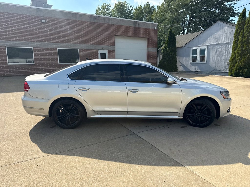 Used 2012 Volkswagen Passat TDI SEL Premium FWD image 4