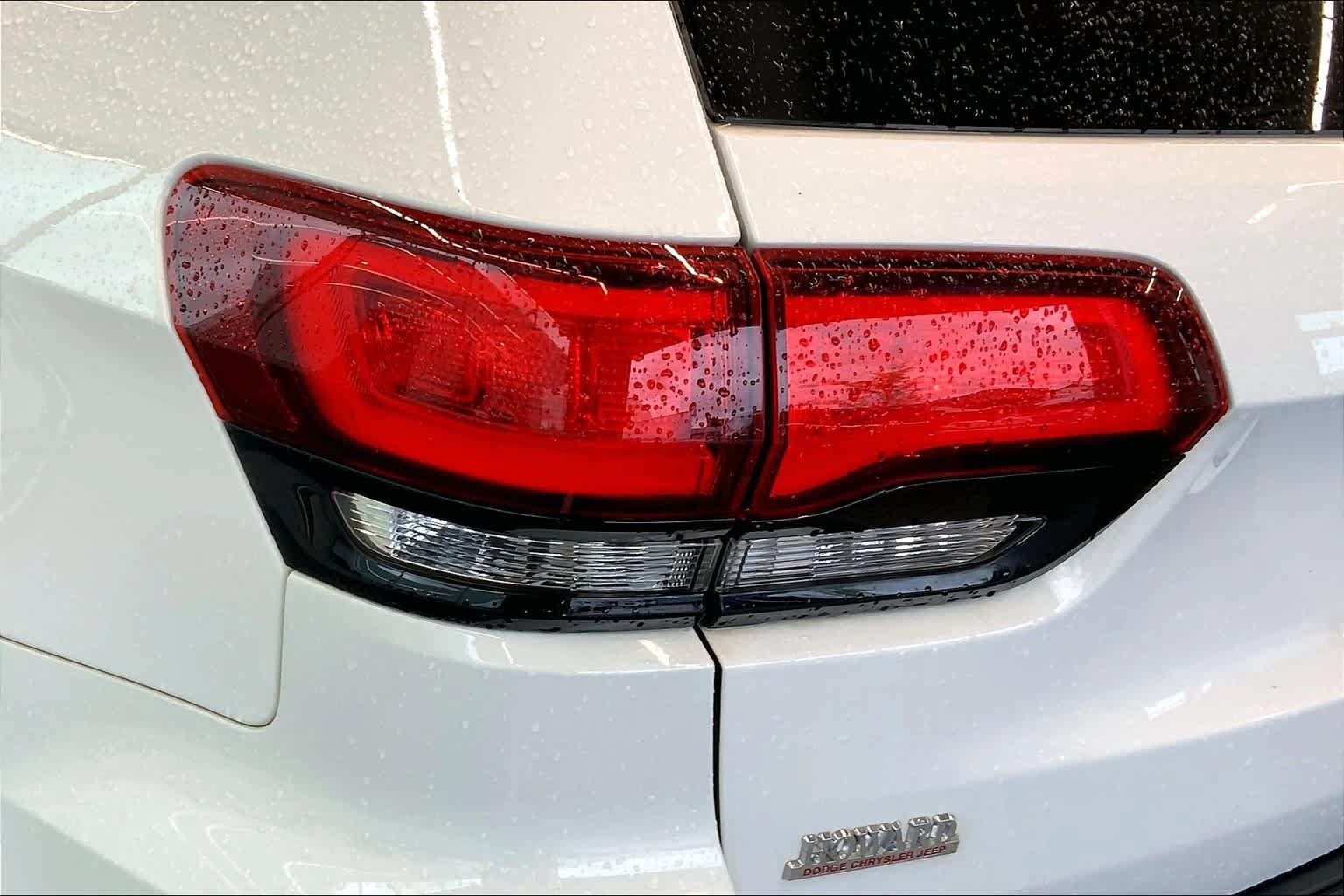 Used 2018 Jeep Grand Cherokee Altitude RWD image 28
