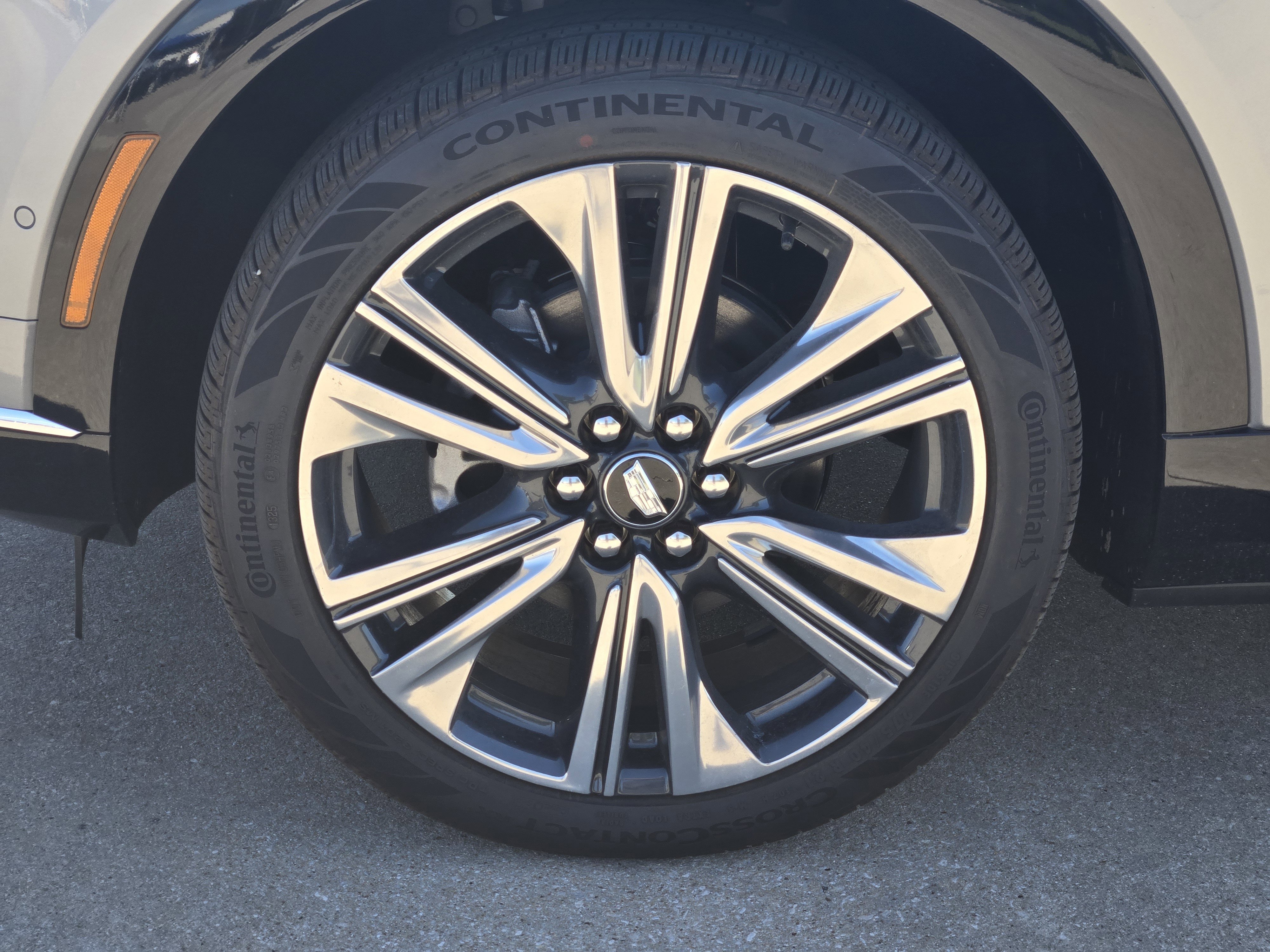 New 2025 Cadillac Optiq Luxury 2 image 8