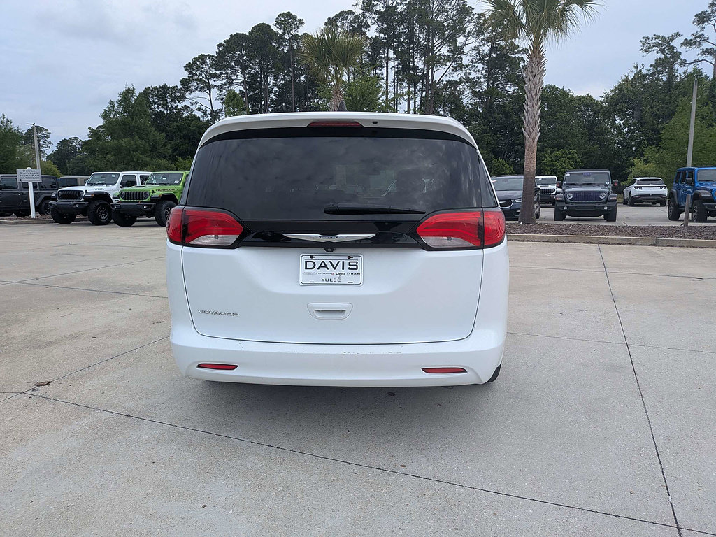 Certified 2022 Chrysler Voyager LX FWD image 4