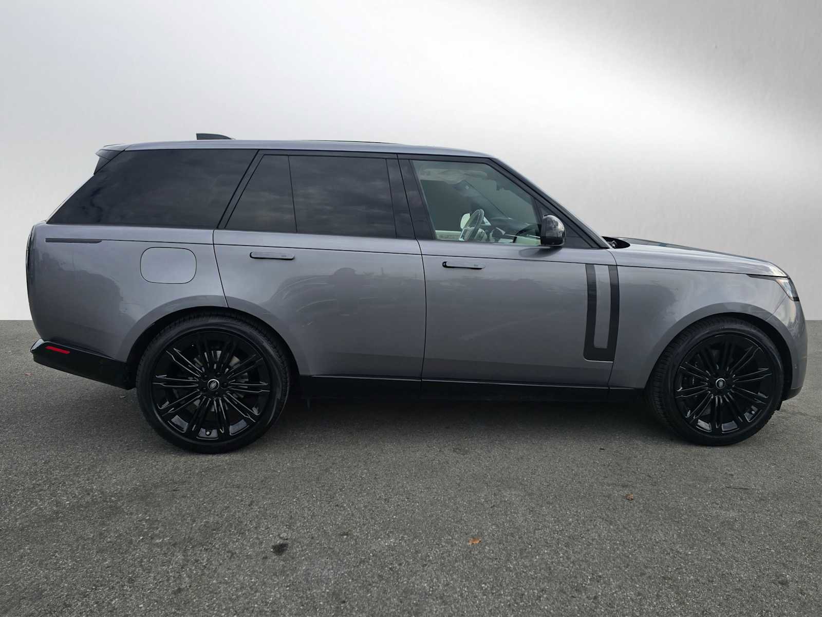 Used 2024 Land Rover Range Rover SE image 2