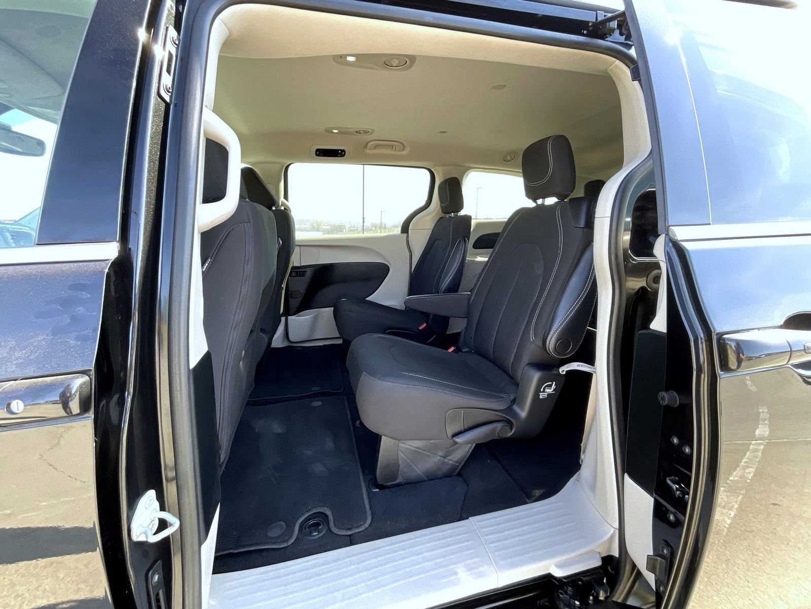 Used 2023 Chrysler Voyager LX image 21