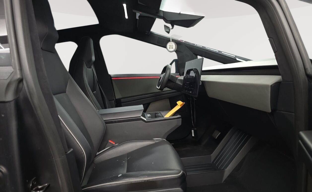 Used 2025 Tesla Cybertruck AWD Crew Cab image 9