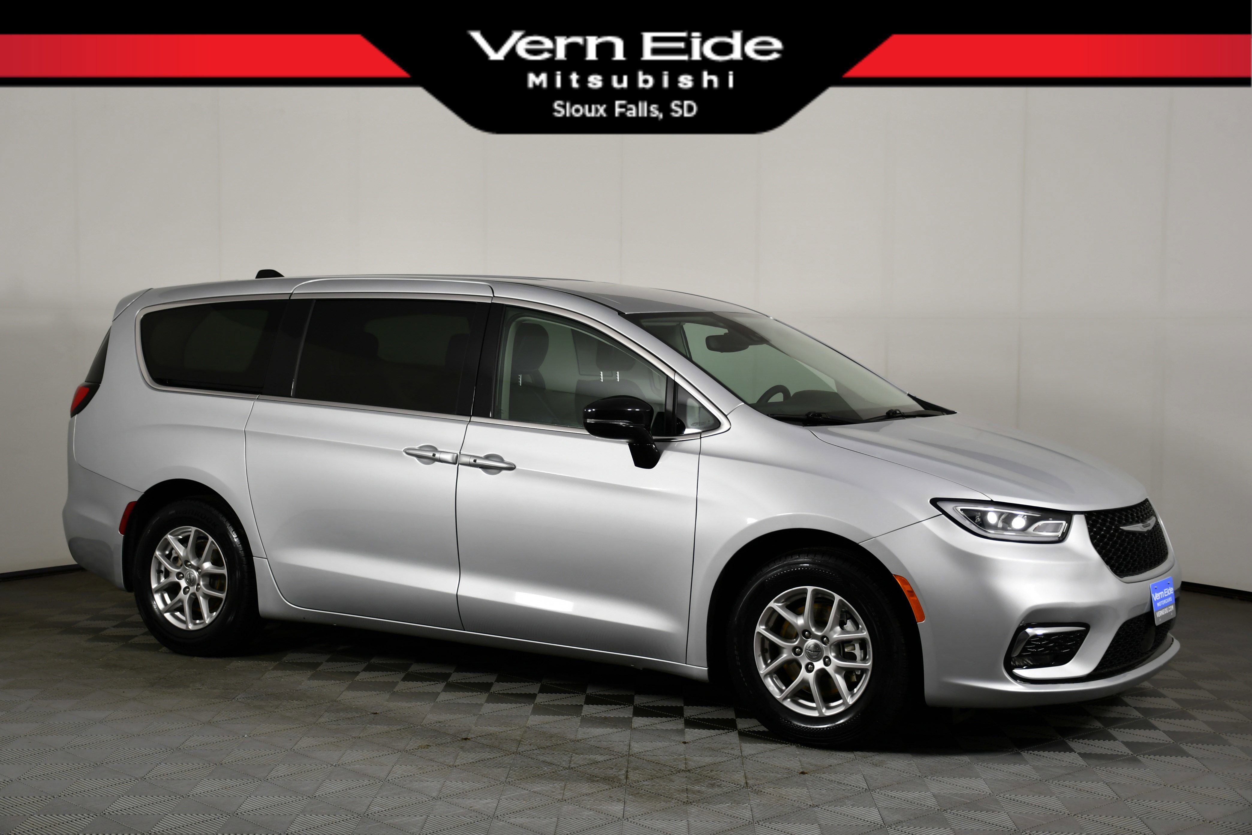 Used 2024 Chrysler Pacifica Touring-L image 1
