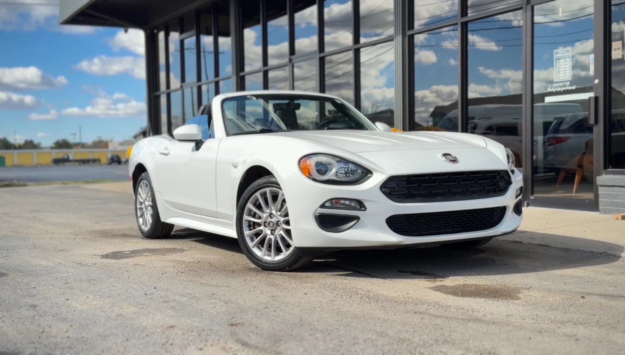 Used 2017 FIAT 124 Spider Classica RWD image 2
