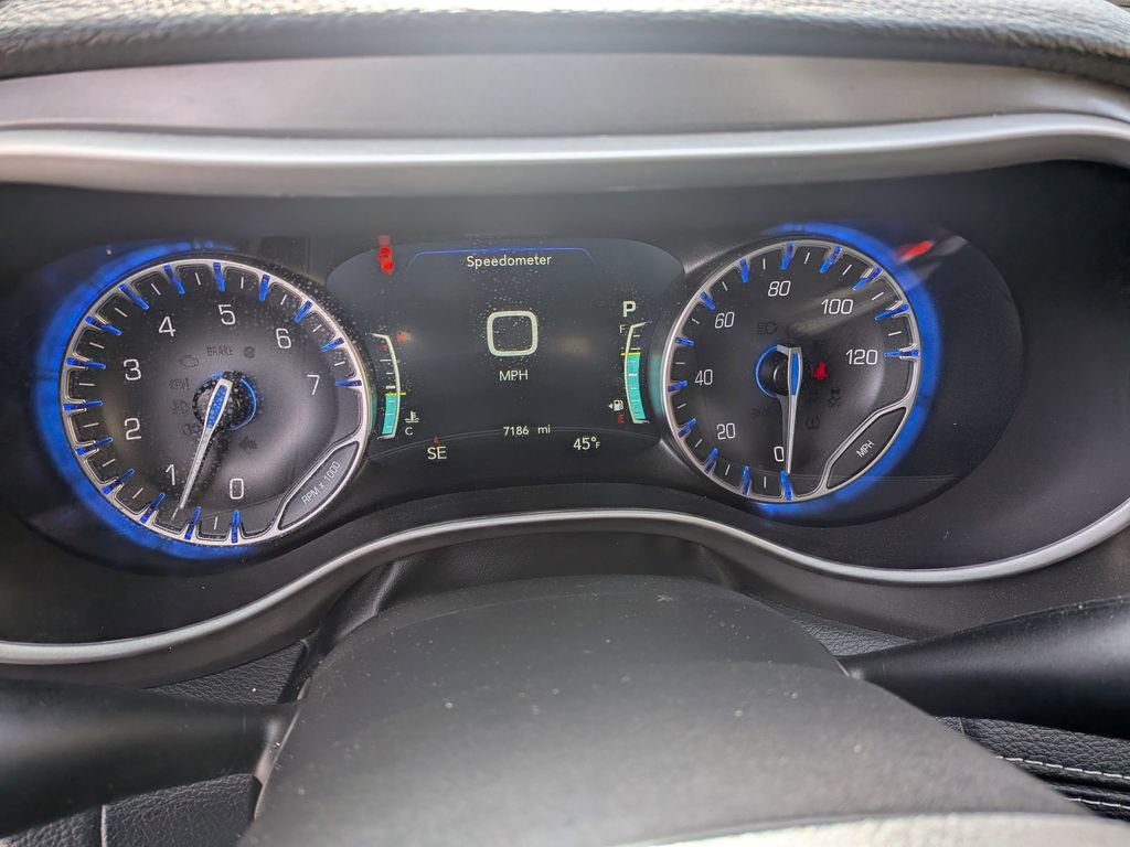 Used 2025 Chrysler Pacifica Select image 18