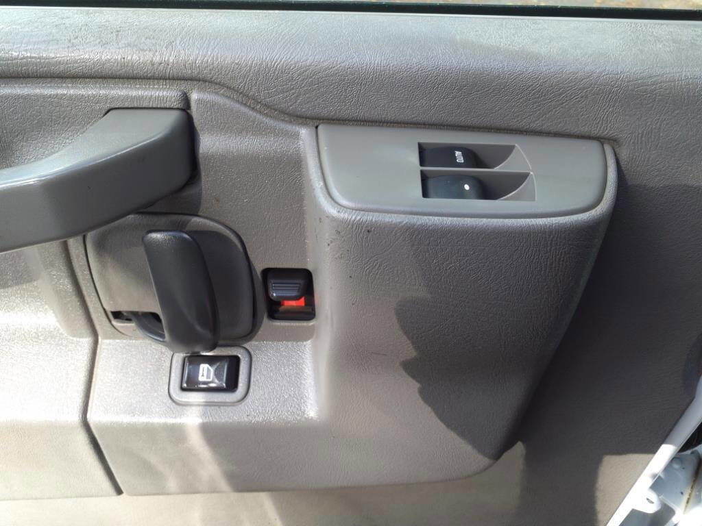 Used 2018 Chevrolet Express 2500 w/ Driver Convenience Package image 28