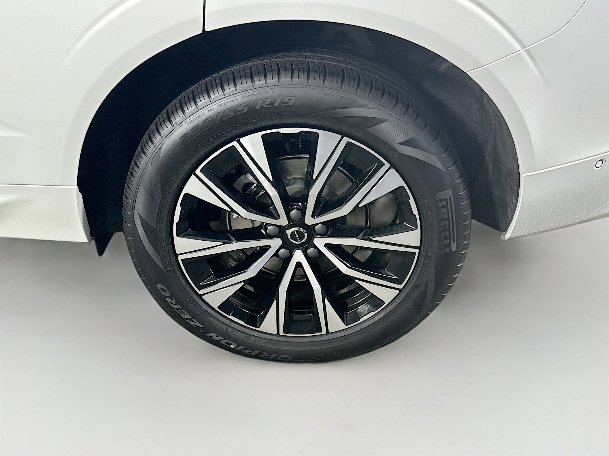 Used 2025 Volvo XC60 B5 Plus image 11