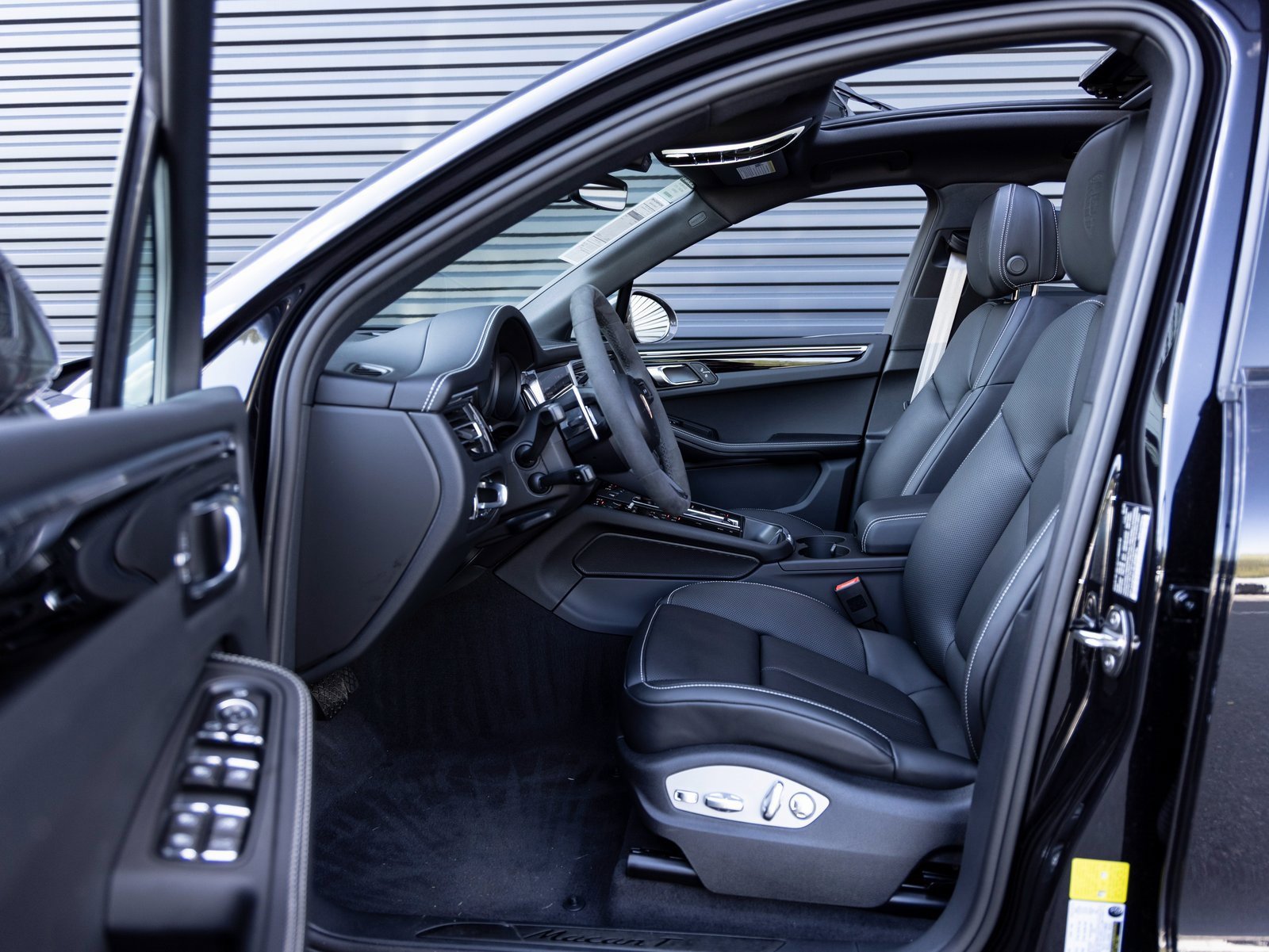 Used 2025 Porsche Macan Turbo image 24