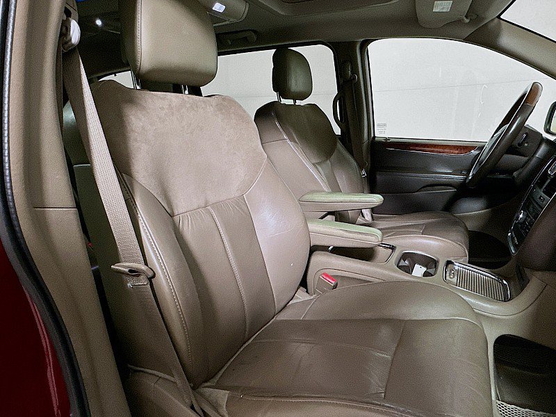 Used 2013 Chrysler Town & Country Limited w/ Luxury Group FWD image 30