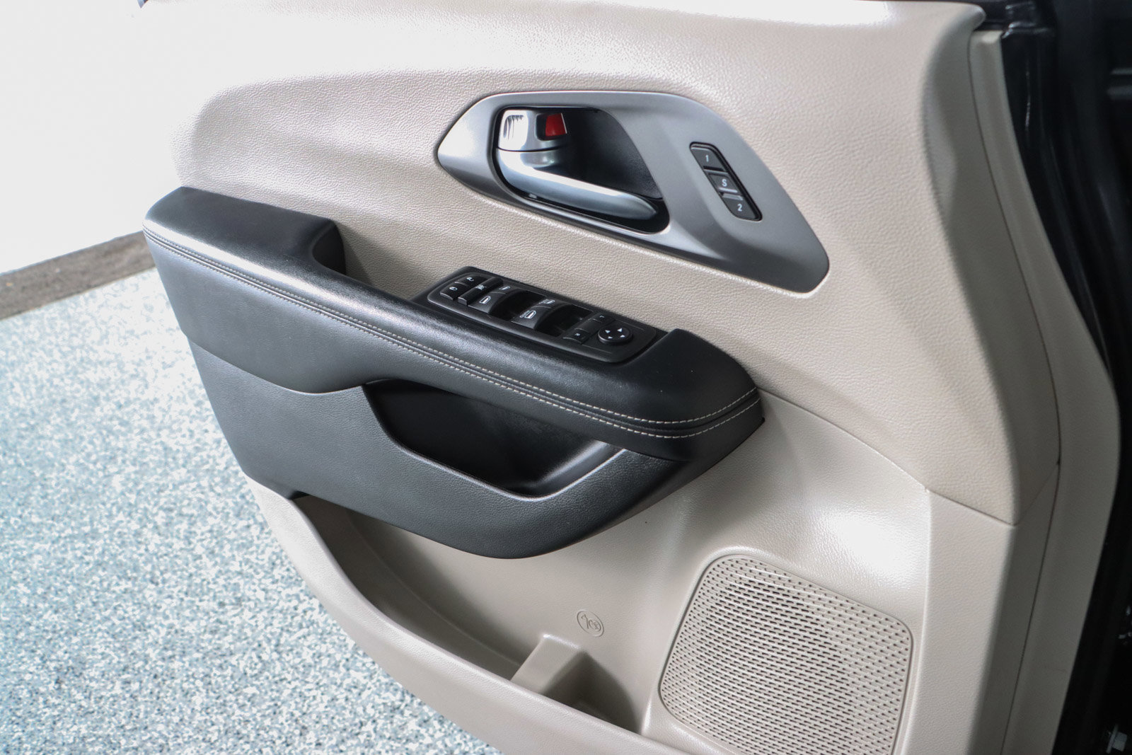 Used 2023 Chrysler Pacifica Touring-L image 21